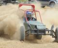 Bild: gf
Zuerst kommt eine Staubwolke, dann taucht Stefanie Franz, eine der Amazonen und Auto-Cross-Fahrerinnen des ASC Sulzbach-Rosenberg aus Unmengen hochgewirbelten Staubs auf.