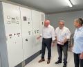 Bild: fphs
Mit einem Knopfdruck im Wasserhäuschen setzten (von links) Oberbürgermeister Oliver Weigel, KUM-Vorsitzender Markus Brand und Jörg Wifling vom KUM den Brunnen 2 in Betrieb.