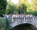 Bild: Gerhard Skupin/exb
Auf der Muttonebrücke im Klostergarten stellten sich die 22 Jahrgangsbesten mit einer Eins vorm Komma zum Erinnerungsbild – zusammen mit (von links) den Klassenleitern Christian Rieger und Stefan Max, Fördervereinsvorsitzendem Dr. Achim Nemsow, Schulleiterin Kerstin Reiter, Elternbeiratsvorsitzendem Alexander Wurm und rechts Sr. M. Raphaela Kratzer.