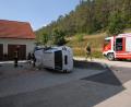Bild: pop
Ersthelfer konnten die leichtverletzte Unfallfahrerin aus dem stark beschädigten Auto befreien.