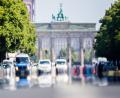 Bild: Christoph Soeder/dpa
Der Straße des 17. Juni vor dem Brandenburger Tor flimmert in der Mittagshitze.