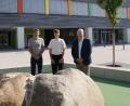 Bild: Martina Zimmermann
Landrat Richard Reisinger heißt den jungen Architekturstudenten Antoine Watson aus Frankreich willkommen, der derzeit ein Praktikum bei Stadtplaner David Neidl in Sulzbach-Rosenberg absolviert (von rechts).