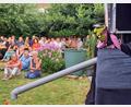 Bild: bl
"Techniker Bogart" (rechts) ist die zentrale Figur bei den "Poppets". Beim Finale der Kunstdingertage in Pertolzhofen überzeugte er mit einem Heer von "Kollegen", viel Wortwitz und einer bunten Show.