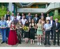 Bild: wbe
Die Jahrgangsbesten der Krötensee-Mittelschule (vorne, von links) Benedikt Zelka, Ryan Meister, Amelie Hubner, Ajsela Isic (Schülersprecherin), Sarah Vari, Ina Raab und Jonathan Neumüller halten ihre "Krötis" in den Händen; rechts Konrektor Harald Röbl. Mittlere Reihe von links die Lehrkräfte Petra Rumpler, Andreas Schmidt, Max Dietrich und Andrea Schall, Bürgermeisterin Brigitte Bachmann (Birgland), Rektor Peter Danninger; hinten von links Lehrer Matthias Hübner, Bürgermeister Michael Göth (Sulzbach-Rosenberg), Bürgermeister Hans-Jürgen Strehl (Edelsfeld), Zweiter Bürgermeister Benjamin Hiltl (Illschwang), Bürgermeister Hermann Mertel (Hirschbach), Bürgermeister Jörk Kaduk (Königstein), Lehrer Marius Glombitza und die scheidende Elternbeiratsvorsitzende Doris Hecht.