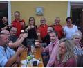 Bild: fz
Die SPDler stoßen bei ihrem Weinfest an den Tischen mit den Besuchern an.