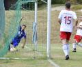 Bild: Hubert Ziegler
Andreas Hiller (links) vom TuS Kastl zeigt es an: Gerade hat er das 1:0 für seine Mannschaft erzielt. Der Hohenburger Kapitän Florian Schiessl (rechts) und Michael Höllriegl (Zweiter von rechts.) sind geschlagen.