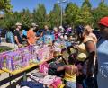 Bild: ubb
Der Verkaufsstand von Johannes Keck aus Erbendorf (links, oranges T-Shirt) wird umringt von interessierten Käuferinnen. Der erste Kinderflohmarkt des Kreisjugendrings Tirschenreuth war ein großer Erfolg.
