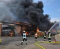Bild: jr
In Neudorf bei Konnersreuth ist am Montag auf einem landwirtschaftlichen Anwesen ein Feuer ausgebrochen. Über 150 Rettungskräfte waren vor Ort, um den Brand unter Kontrolle zu bringen.