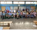 Bild: Josef Glas
Schülerinnen und Schüler der Grundschule Tännesberg mit stellvertretender Schulleiterin Birgit Enders (links) und Lehrerin Maria Neubauer (rechts)
