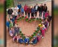 Bild: Claudia Pösl/exb
Töpfe mit Hängeerdbeeren wurden von der Kinder- und Jugendgruppe des Gartenbau- und Ortsverschönerungsvereins Rottendorf, den „Rondorfer Groshupfer“, hergestellt.