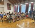Bild: usc
Die Kinder der Josef-Voit-Grundschule Freihung freuten sich zusammen mit Schulleiterin Helga Prechtl (Dritte von rechts) über den Besuch der beiden Hirnforscher Dr. Sebastian Frank (Zweiter von rechts) und Markus Becker (rechts).