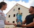 Bild: upl
Maria Eichinger und Manfred Obermeier renovieren einen alten Bauernhof in Rottendorf bei Schmidgaden. Die Madonna kommt an ihren angestammten Platz in der Nische am Giebel.