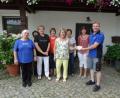 Bild: twg
Holger Pühl (rechts) freute sich über die Spende des Müttervereins Pullenreuth, die Zweite Vorsitzende Lisa Michl (von links), Beisitzerin Lucia Götz, Schriftführerin Irene Ritter, Vorsitzende Anni König, Beisitzerin Ilona Hösl und Schatzmeisterin Hannelore Pschörer überreichten.