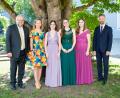 Bild: Hendrik Rosenboem/exb
Die besten Absolventinnen (Notendurchschnitt 1,5 oder besser) mit den Schulleitern (von links): Stellvertretender Schulleiter für die Realschule Richard Reber, Rosalie Steger, Laura Müller, Corinna Meier, Lucia-Marie Franz und Schulleiter Studiendirektor Hans Kistler.