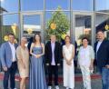 Bild: tat
Die drei Besten Mittelschulabsolventen mittendrin: Anna Bierler (Notenschnitt 1,6), Emil Uschold (2,2) und Elena Gogolan (2,4) werden flankiert von den Zweiten Bürgermeistern Uwe Bergmann aus Schnaittenbach (links) und Bärbel Birner aus Hirschau (Zweite von rechts) sowie Schulleiterin Michaela Bergmann (Zweite von links und Klassleiter Jürgen Moeller (rechts).