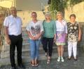 Bild: wro
Bei der Nachbarschaftshilfe Pullenreuth erfolgte ein Wechsel auf dem Posten der Vorsitzenden: Auf Christine Gärtner (Dritte von links) folgt Sandra Pinzer (Zweite von links). Die Arbeit von Christine Gärtner würdigte Bürgermeister Hubert Kraus (links). Über die Fortführung der ehrenamtlichen Nachbarschaftshilfe freuten sich auch Zweite Bürgermeisterin Christa Bayer und die Stellvertretende BRK-Kreisvorsitzende Eva Freifrau von Podewils (von rechts).