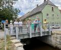 Bild: Eichl
Der Markt lässt das Geländer am hinteren Teil des Floßbachs analog der neuen Brücke Püchersreuther Straße erneuern. Der Bauausschuss hat nach einer Ortsbesichtigung grünes Licht gegeben.