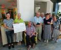 Bild: Andreas Weber
Den symbolischen Scheck über 1000 Euro überreicht die Vorsitzende des Diakonievereins, Diakonin Irene Elsner (sitzend) an die Leiterin der Tagespflege, Katharina Morgenstern (Zweite von links).