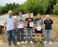 Bild: btb
SCE-Sportvorstand Michael Brüchner (rechts) und Tischtennis-Abteilungsleiter Dieter Sporr (von links) ehren die Erstplatzierten bei der U19 Luca Hey (zweiter Platz), Vereinsmeister Nico Legath und Leon Fees (Rang drei).