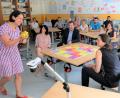 Bild: do
Schlammersdorfs zweite Bürgermeisterin Tanja Renner (links), informationstechnische Beraterin für digitale Bildung an den Realschulen, erläutert Landtagspräsidentin Ilse Aigner und den weiteren Gästen die Fortschritte bei der Digitalisierung der Grundschule Oberbibrach. Sie demonstriert das mit einem "B-Bot" – Programmieren auf spielerische Weise.