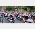 Bild: bö
Annähernd 400 Musiker aus neun Blaskapellen erweisen mit dem Gemeinschaftschor und dem Musikantengruß der Jurablaskapelle Pilsheim zum 50-jährigen Bestehen ihre Referenz.