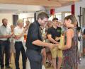 Bild: dob
Nach drei Jahren zieht Kaplan Alexander Ertl weiter. Die evangelische Stadtpfarrerin Carmen Riebl überreicht zum Abschied persönliche Geschenke, verbunden mit den besten Wünschen.