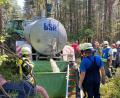 Bild: Feuerwehr Schwarzenfeld/exb
Landwirte waren mit Güllefässern voller Wasser zur Stelle. Sie unterstützen die Löscharbeiten tatkräftig.