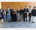 Bild: wro
Höhepunkt der Entlassfeier an der Mittelschule Wiesau war die Bekanntgabe der Prüfungsbesten. Im Bild (von links) GTK 9-Klassenleiterin und stellvertretende Schulleiterin Cornelia Heller-Trinks, Bürgermeister Toni Dutz (Wiesau), Christopher Toth, Bürgermeister Wolfgang Braun (Fuchsmühl), Pia Eisold, Rektorin Andrea Schiml, Hendrik Spitzl, David Stengauar, Laurin Lippert und die M 10-Klassenleiterin Petra Seidel.
