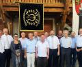 Bild: cro
Die geehrten aktiven Sänger sind weiterhin mit voller Stimme und Leidenschaft beim Singen dabei. Vorbild ist Willy Stahl (Dritter von rechts ) mit 60 Jahren aktivem Singen im Chor unter der Leitung von Herbert Kraus (Zweiter von links) und Vorsitzendem Stefan Meiler (links).