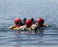 Bild: Silvia Seitz/exb
Teams der Kreiswasserwacht Augsburg-Stadt zeigen im Schwandorfer Klausensee, was Silvia Seitz und Nora noch lernen müssen: eine Rettung Ertrinkender. In der Zusammenarbeit zwischen Mensch und Hund schleppt das Tier die Personen ab.
