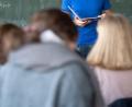 Bild: Marijan Murat/dpa/Symbolbild
Ein Lehrer steht im Unterricht an der Tafel.