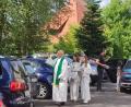 Bild: twg
Ruhestandspfarrer Helmut Süß aus Eschenbach gab, begleitet von den Ministrantinnen Laura Sticht und Eva Kellner, den Fahrzeugen in Pullenreuth den kirchlichen Segen.