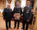 Bild: hmr
Das neue Ehrenmitglied der Freiwilligen Feuerwehr Waldsassen KBI a.D. Lorenz Müller (Mitte) bei seiner Verabschiedung aus dem aktiven Dienst mit Vorsitzendem Dr. Wolfgang Fortelny (links) und Kommandant Tobias Tippmann (rechts).