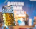 Bild: Armin Weigel/dpa/Symbolbild
Ein Mann hält eine Maß Bier hoch.