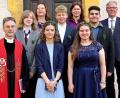 Bild: R. Kreuzer
Pfarrer Andreas Ruhs (vorne links) feiert mit (daneben) Elena Beutner, und Lena Marie Held, (zweite Reihe, von links) Jonah Mendorf, Jonathan Röckl und Jaden Ochs den Tag ihrer Konfirmation.