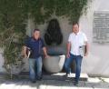 Bild: Portner
Der letzte Vorsitzende des Tourismusvereins Oberviechtach, Tobias Ehrenfried (rechts), blickt zusammen mit seinem Vorgänger Hermann Deyerl am Doktor-Eisenbarth-Brunnen am Marktplatz auf die Vereinsgeschichte zurück.