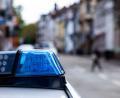 Symbolbild: Philipp von Ditfurth/dpa/Symbolbild
Ein Einsatzfahrzeug der Polizei steht am Straßenrand.