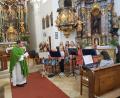 Bild: gi
Den ersten Großeltern-Enkel-Gottesdienst gestalteten die Kirchenmäuse unter der Leitung und begleitet am E-Piano Petra Zielbauer mit. Mit dem Opa- und Omalied am Schluss ernteten sie großen Beifall.