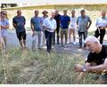 Bild: Stephan Huber
Rudi Leitl (rechts vorne) vom Landschaftspflegeverband zeigt bei einem Rundgang Kohllauch, auch Rosslauch genannt, der im Stadtgraben in Amberg wächst.