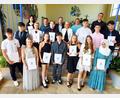Bild: hai
Die erfolgreichen Absolventen der Werner-Porsch-Mittelschule mit den Jahrgangsbesten Leonie Semba, Meik Kosmin (vorne, Dritte und Vierter von rechts) und Mustafa Sahin (rechts), zusammen mit Klassenleiter Philipp Wisniewski, Elternbeiratsvorsitzender Heike Geier, Rektorin Hedwig Forster und Bürgermeister Christian Porsch (hinten von rechts).