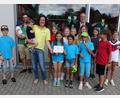 Bild: ads
Beim Schulfest übergeben einige Erstkommunionkinder den Erlös von 560 Euro an Franziska Hartl von Flika (vorn, Zweite von links). Mit dabei auch Pfarrer Josef Irlbacher (hinten rechts) und Pastoralreferent Andreas Hornauer (hinten links).