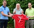 Bild: Klaus Hofbauer/exb
Der Gewinner des Ronaldo Trikots, Ludwig Metz (Mitte), mit den beiden Vorsitzenden Christian Birk (links) und Dieter Keil (rechts).