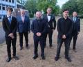 Bild: usc
Sie schafften ihren Schulabschluss mit einer Eins vor dem Komma (vorne, von links): Dennis Klein, Dominik Wegele und Felix Adams. (Janna Maier war erkrankt); dahinter (von links) Rektor Udo Leitz sowie die Klassleiter Fabian Siegert (9b) und Thomas Kelberer (9a).