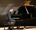 Bild: Tobias Schwarzmeier
Igor Levit findet bei seinem mit stehenden Ovationen bedachten Auftritt in der Max-Reger-Halle nicht nur bei der Feinjustierung seines Klavierhockers die richtigen Nuancen.
