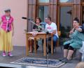 Bild: do
Viel zu lachen gibt es beim Einakter "Die Hauptprobe", den das Eschenbacher Ensemble mit Spielleiterin Riita Michelson, Martina Riedl, Markus Knechtl und "Putzfrau" Carmen Longares-Ulrich (von links) im Hof des Vermessungsamts aufführt.