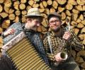 Bild: Original Bauernsfünfer
Uli Radl und Dominik Niklas (von links) alias "Original Bauernsfünfer" haben den Dialektpreis Bayern gewonnen.