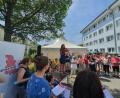 Bild: Benjamin Hannes/IG BCE
Rund 100 Beschäftigte von Synlab Weiden versammeln sich am 18. Juli im Hof des Unternehmens zu einer Kundgebung. Das Thema: die Tarifrunde.