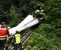 Bild: Zema-Medien/dpa
Feuerwehrleute bergen das Wrack eines abgestürzten Ultraleichtflugzeugs aus dem Dickicht eines Waldes im Landkreis Freihung-Grafenau.