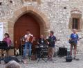 Bild: rha
Die Band "Ois echt" auf Burg Dagestein. Nicht nur das Publikum ist von Tobias Rauscher (links) und seiner Hymne auf Vilseck begeistert. Auch seine Bandkollegen lauschen dem gefühlvollen Vortrag.