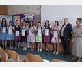 Bild: Girls Day Akademie/exb
Die diesjährigen Teilnehmerinnen der Girls’Day Akademie Nabburg mit ihren Zertifikaten, Hermann Brandl (bayme vbm, Geschäftsführer der Geschäftsstelle Oberpfalz) und Michaela Heindl (Projektbetreuerin der Girls’Day Akademie Nabburg)-von li

Bei Rückfragen können Sie sich jederzeit melden.